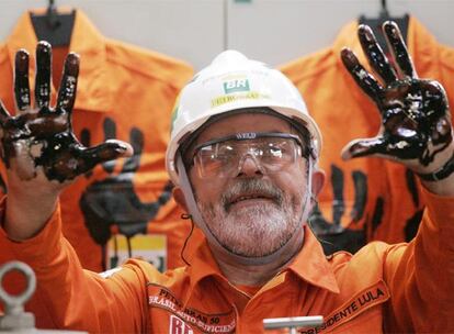 Lula, con las manos manchadas de crudo en una planta de Petrobras en Campos Basin, cerca de Río de Janeiro, en 2006.