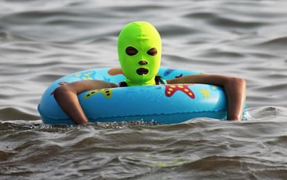 Una mujer con 'facekini' en una playa de Qingdao, en la provincia de Shandong, al noreste de China.