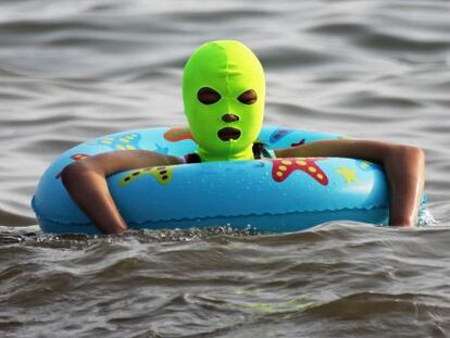 Una mujer con 'facekini' en una playa de Qingdao, en la provincia de Shandong, al noreste de China.