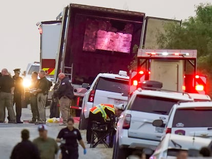 Agentes de policía y socorristas junto al tráiler en el que murieron 52 migrantes, en San Antonio (Estados Unidos), el 27 de junio de 2022.