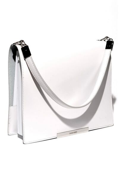 Por Laura Álvarez. Jil Sander ha creado para su nueva colección este bolso rígido de asa corta. (c.p.v.)