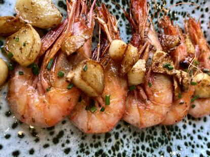 Gambas salteadas con ajos fritos. J.C. CAPEL