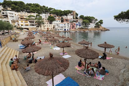 La playa de Sa Tuna en Begur con aforo limitado y la gente hace cola para poder entrar a las 9 horas.