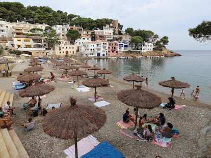 La playa de Sa Tuna en Begur con aforo limitado y la gente hace cola para poder entrar a las 9 horas.