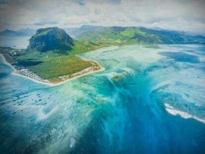 La vista aérea de la montaña Le Morne Brabant ofrece a sus pies una panorámica única en el mundo