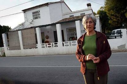 Ana María Pons, delante de su casa en Altea (Alicante).