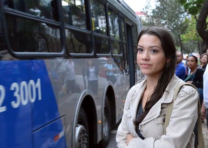 Passageiros à espera de ônibus em São Paulo.