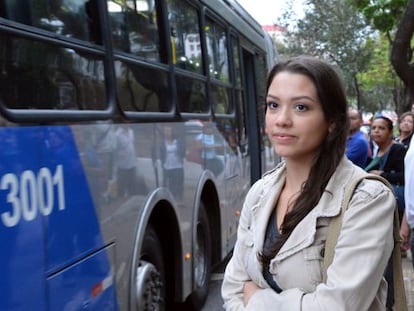 Passageiros à espera de ônibus em São Paulo.