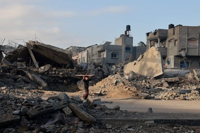 Un niño caminaba entre los escombros de varios edificios destruidos en los ataques israelíes en Rafah, este martes. 