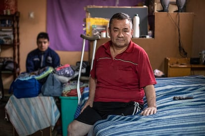 A Marco Díaz Vásquez le amputaron su pierna izquierda después de sufrir un ataque en 2022. Su hija pequeña fue la 'enfermera' durante su recuperación. Se preocupaba por darle todas sus pastillas y llevarlo a su rehabilitación, así como ayudarlo con su aseo.