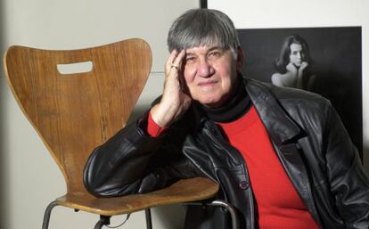Lewis Morley, fotógrafo, posa ante su retrato de Christine Keeler.