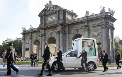 El Papa Benedicto XVI pasa por delante de la Puerta de Alcalá, durante la visita que realizó a Madrid en agosto de 2011 con motivo de la celebración de la Jornada Mundial de la Juventud