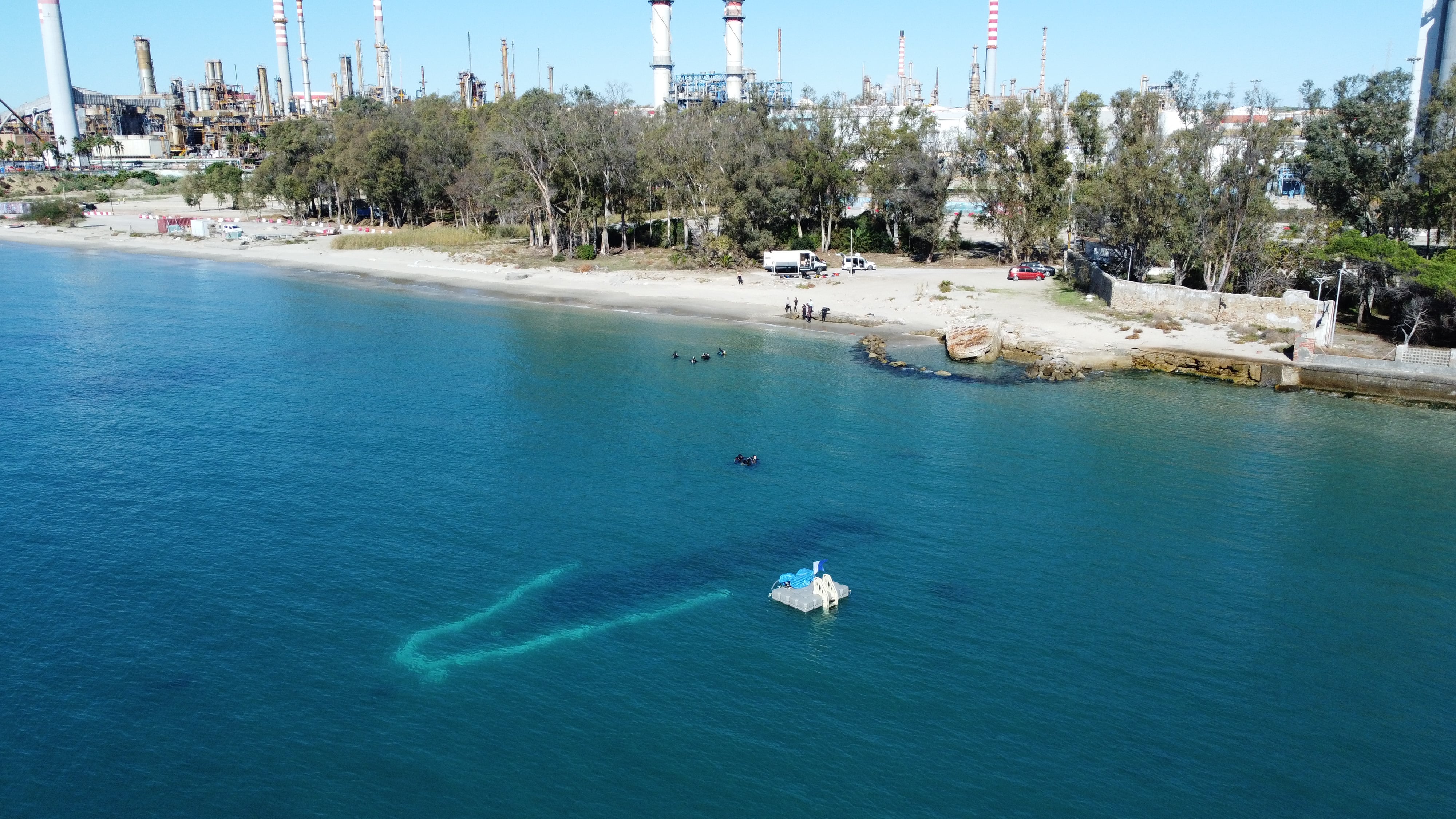 Labores de protección de uno de los pecios encontrados junto a la costa.