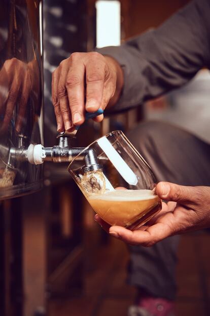 La cerveza se deja reposar en el fermentador hasta que alcanza el grado de densidad final.