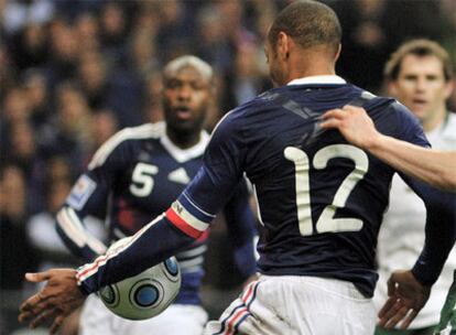 Henry controla el balón con la mano en la repesca ante Irlanda.