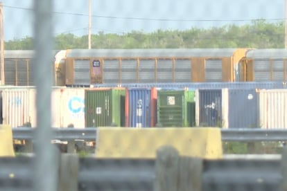 Fotograma de un video de la KGNS, tren de Union Pacific estacionado en la estación de trenes de Laredo, Texas, el 10 de mayo.