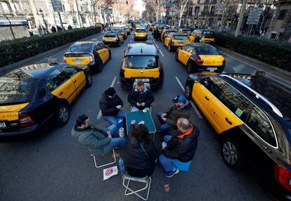 Los taxistas bloquean la Gran Vía de Barcelona este sábado durante la jornada de huelga indefinida.