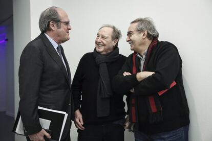 El escritor Vicente Verdú presenta su segundo poemario, "La muerte, el amor y la menta", acompañado de Ángel Gabilondo y Manuel Rico, el 8 de febrero de 2018.