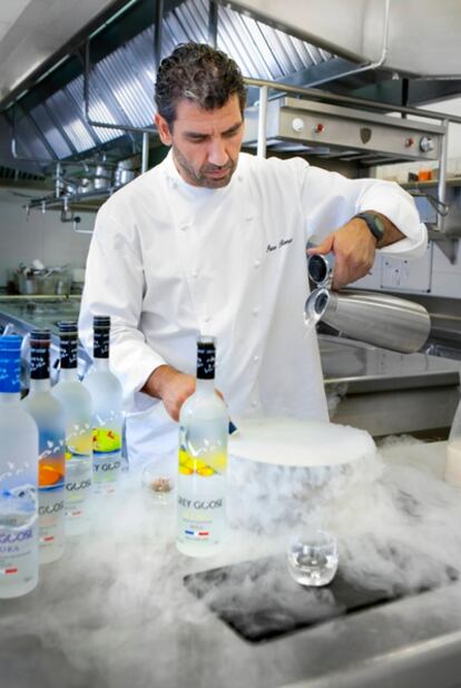 El cocinero español Paco Roncero durante la creación de un cóctel de nitrógeno.