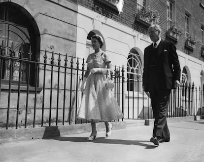 La reina pasea con Harold Macmillan mientras este le enseña algunos ministerios, cerca de Oxford Street, en Londres, el 13 de julio de 1954. Entonces Macmillan era ministro de Vivienda, y desde enero de 1957 hasta octubre de 1963 sería primer ministro.
