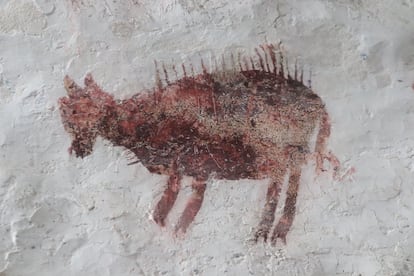Detalle del dibujo de un pavo real, uno de los animales del conjunto.