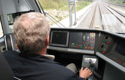 Conductor de un tren de alta velocidad en la línea Madrid-Valladolid.