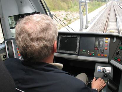 Conductor de un tren de alta velocidad en la línea Madrid-Valladolid.