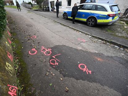 Marcas de los investigadores en la calle donde dos niñas fueron atacadas de camino al colegio en Illerkichberg, en el sur de Alemania.