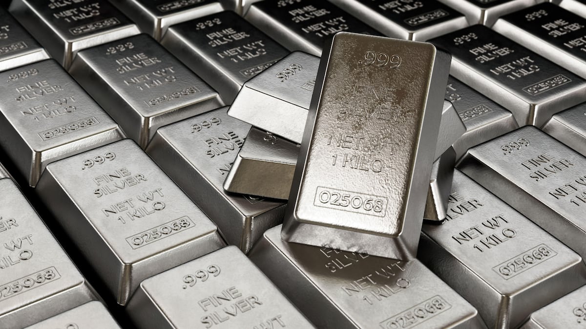 Por qué la plata ha tocado máximo histórico: llega a los 61 dólares por onza y los analistas ven nuevas subidas