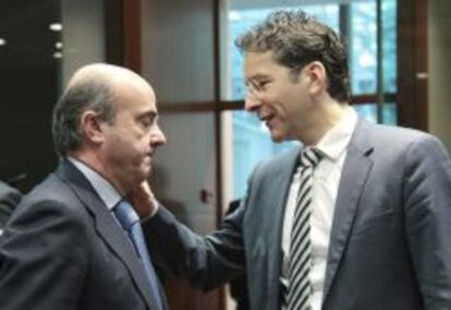 El ministro español de Economía, Luis de Guindos (i), charla con su homólogo holandés y presidente del Eurogrupo, Jeroen Dijsselbloem (d), al comienzo de un consejo de ministros de Economía y Finanzas de la Unión Europea (ECOFIN).