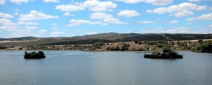 El embalse de Los Melonares, ubicado en el Parque Natural de la Sierra Norte de Sevilla ha comenzado su llenado regular