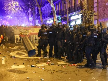 Un grupo de manifestantes se enfrentan a la Policía por el centro de Madrid, este martes.