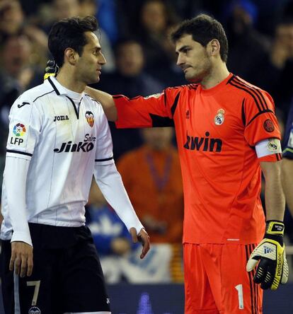 Casillas con el delantero brasileño del Valencia Jonas.