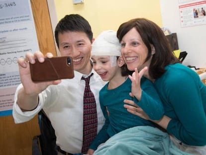 El médico, Timothy Yu, con la niña, Mila, y su madre, Julia Vitarello.