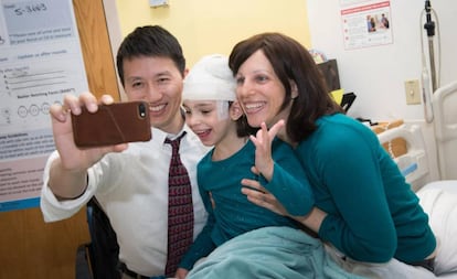 El médico, Timothy Yu, con la niña, Mila, y su madre, Julia Vitarello.