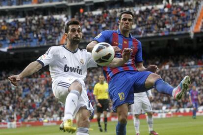 Arbeloa pelea el balón con Iborra.