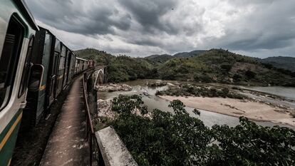 El tren atraviesa bosques tropicales en su camino al mar, hacia Manakara.