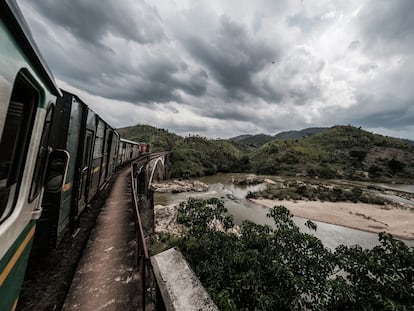 El tren atraviesa bosques tropicales en su camino al mar, hacia Manakara.