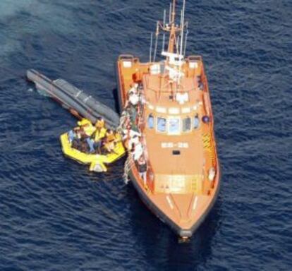 Imagen del rescate de la embarcación que naufragó el jueves cerca de Alhucemas (Marruecos).