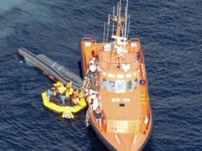 Imagen del rescate de la embarcaci&oacute;n que naufrag&oacute; el jueves cerca de Alhucemas (Marruecos). 