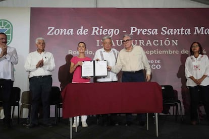 Claudia Sheinbaum, López Obrador y Rubén Rocha en la inauguración de la Zona de riego de la presa Santa María, el 27 de septiembre en El Rosario (Estado de Sinaloa).