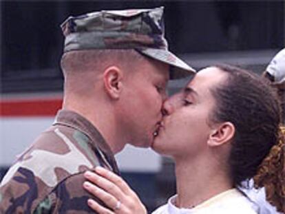 Los primeros marines salen de EE UU para embarcarse en la operación de represalia. En la imagen, Michael Boyd se despide de su novia, Jessica.