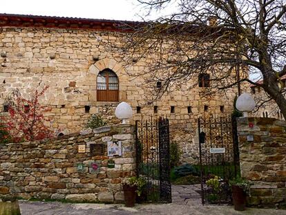 Fachada del alojamiento rural Torre Berrueza, en Espinosa de los Monteros (Burgos).