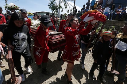 Según el Instituto de Estudios para el Desarrollo y la Paz (Indepaz), primero fue atacado uno de los jóvenes, al recibir varios impactos de bala, y posteriormente los mismos hombres armados asesinaron al hermano y al primo que se encontraban en una casa cercana. Las tres víctimas son familiares del líder del Consejo Regional Indígena del Cauca (Cric), Alfonso Díaz Nene.