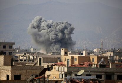 Una nube de humo se alza en la localidad de Arbin, en las afueras de Damasco (Siria) tras una bombardeo.