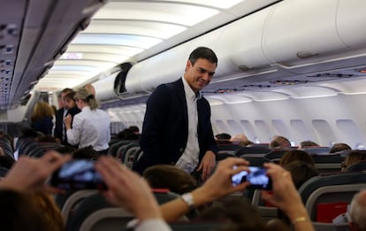 Pedro Sánchez en el avión en el que viaja a Gijón (Asturias) donde tendrá lugar un acto de campaña de los socialistas.