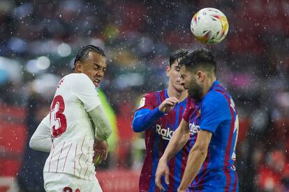 Alba recibe un balonazo de Koundé en la acción que le costó la expulsión al francés.