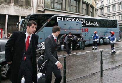 Iraizoz, a la izquierda, a la llegada del Athletic a su hotel de Bruselas, bajo la mirada de dos policías belgas.