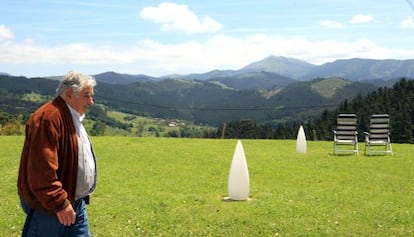 El expresidente de Uruguay José Mujica en la localidad vizcaína de Muxica, el pueblo de sus orígenes paternos y donde pasa unos días de vacaciones.