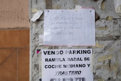 Cartel colgado en una fachada en el que un joven busca habitación de alquiler en piso compartido por el barrio de Sants. 